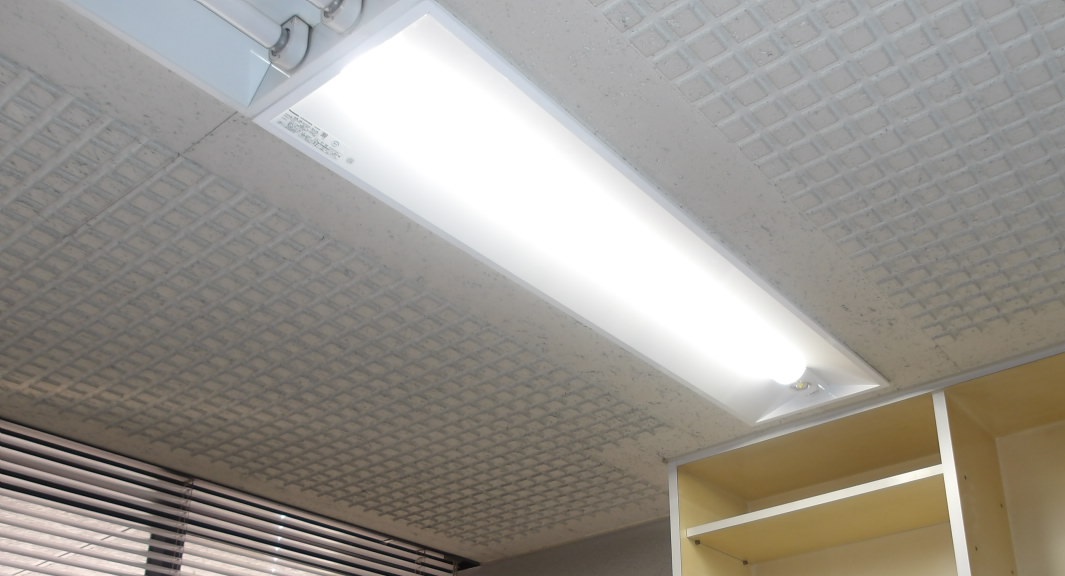 非常用照明設置作業（通常照明から非常用照明へ交換）